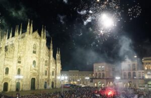 Il popolo dell’Inter abbraccia la squadra: dal bus scoperto alle strade di Milano