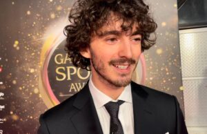 Un dono tra moto e calcio: Vis Pesaro regala una maglia a Bagnaia al Mugello
