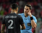 Un arbitro filosofo ai Mondiali: come la mente analitica di Joe Dickerson guida la VAR