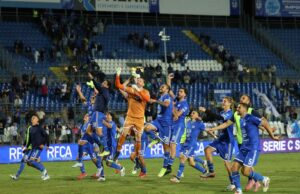 Finale playoff tra Brescia e Ascoli: pioggia, attese e una partita che rallenta ma non smette di tremare