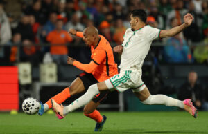 Donyell Malen sotto i riflettori: Koeman lo difende e Van Nistelrooy lo guida in ritiro