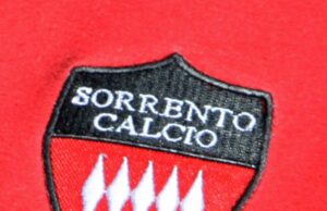 Ritorno a casa: Vincenzo Maiuri e la rinascita del Sorrento rossonero