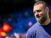 De Rossi tra ironia, stile e leadership: il Genoa-Napoli raccontato dal look tra petto nudo, havaianas e voce dei tifosi