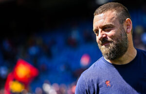 De Rossi tra ironia, stile e leadership: il Genoa-Napoli raccontato dal look tra petto nudo, havaianas e voce dei tifosi