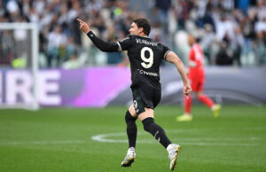 Dusan Vlahovic tra rinnovo e strategia di mercato: il calcio italiano prepara l’assalto