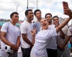 Sosia, stile e storytelling digitale: come i sosia dei vip prendono vita tra social e mercati locali