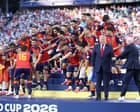 La follia dello spettacolo: tra trofeo in valigia e il culto dell’individuo al Mondiale