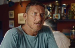 Spiderman tra le vie di Roma: l’oggi dimentica Totti e la città racconta