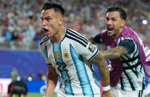 I compagni dell’Inter intorno a Lautaro: nel ritiro tedesco si guarda la finale Spagna-Argentina