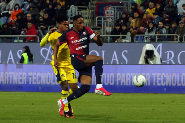 cagliari-italy-yerry-mina-of-cagliari-competes-with-gift-emmanuel-orban-of-hellas-verona